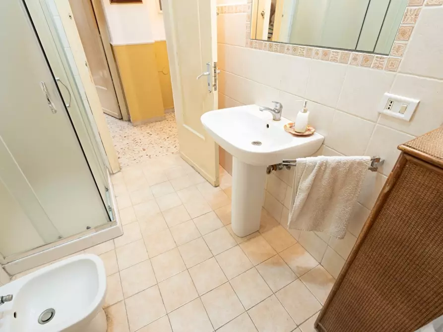 Immagine 24 di Pentalocale in vendita  in Via Caronda 178 a Catania