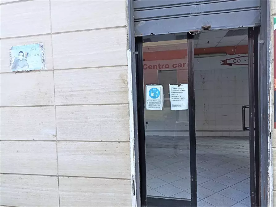 Immagine 4 di Locale commerciale in affitto  a Catania