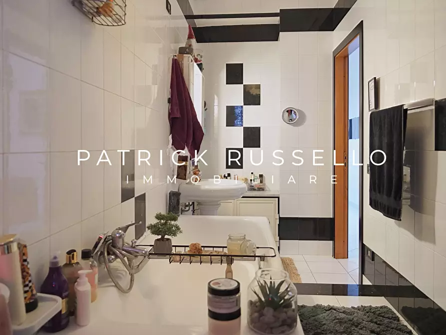 Immagine 19 di Quadrilocale in vendita  in Via Giacomo Amato 15 a Gela