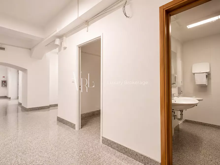 Immagine 16 di Ufficio in affitto  a Roma
