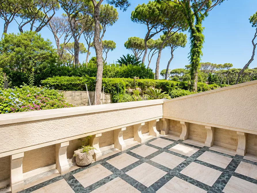 Immagine 17 di Villa in vendita  a Roma
