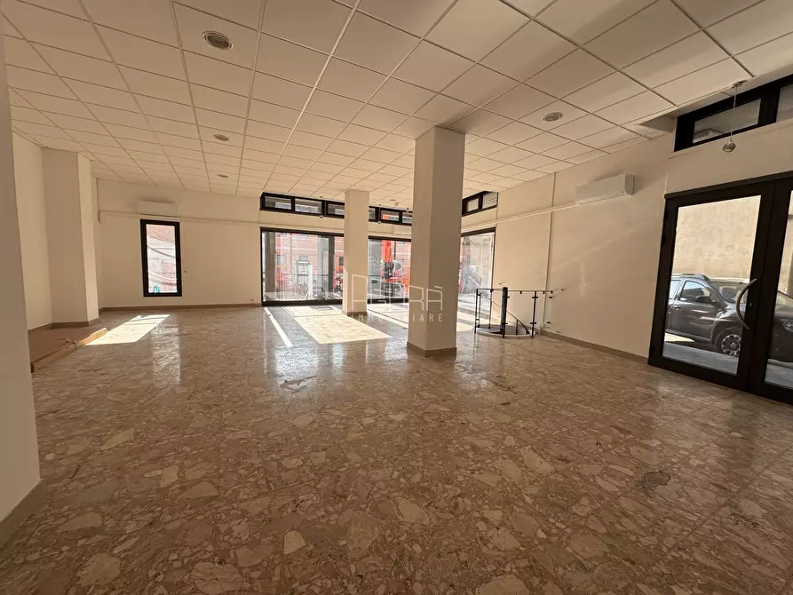 Immagine 3 di Locale commerciale in vendita  a Rovigo