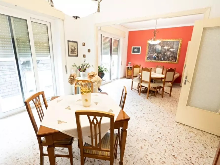 Immagine 1 di Pentalocale in vendita  in Via Caronda 178 a Catania