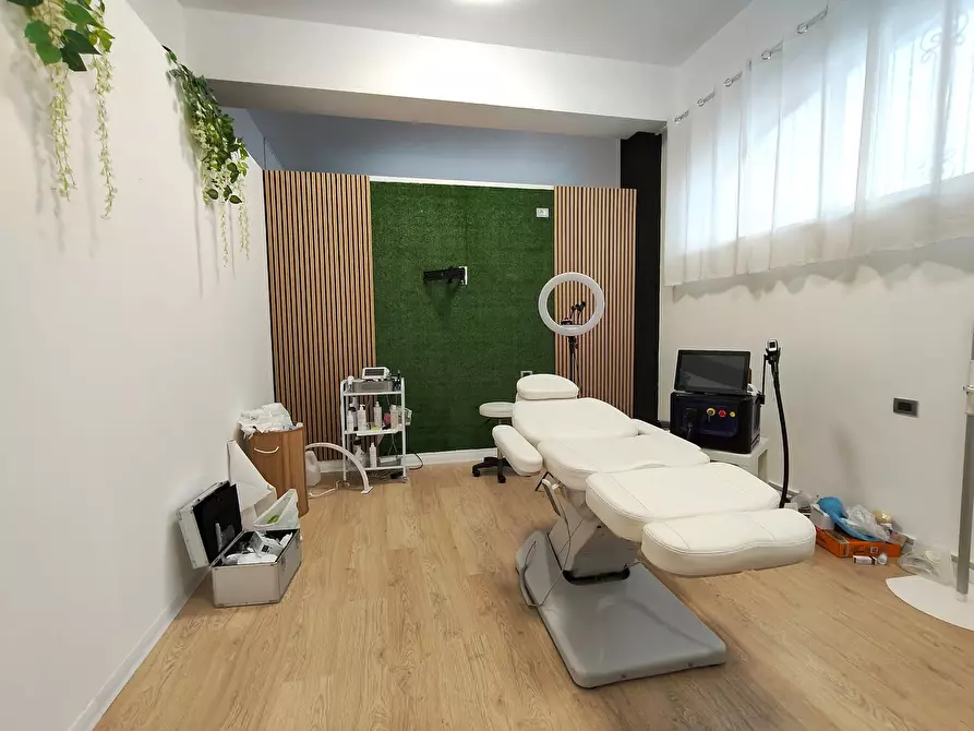 Immagine 15 di Locale commerciale in vendita  in Via Roma 193 a Mascalucia