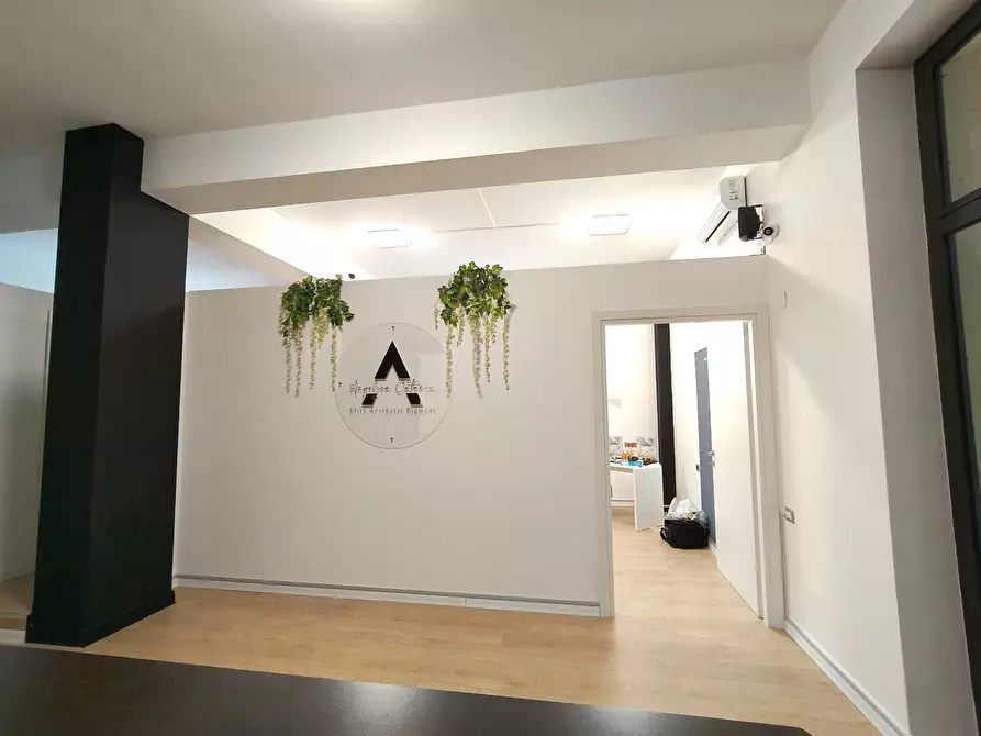 Immagine 7 di Locale commerciale in vendita  in Via Roma 193 a Mascalucia