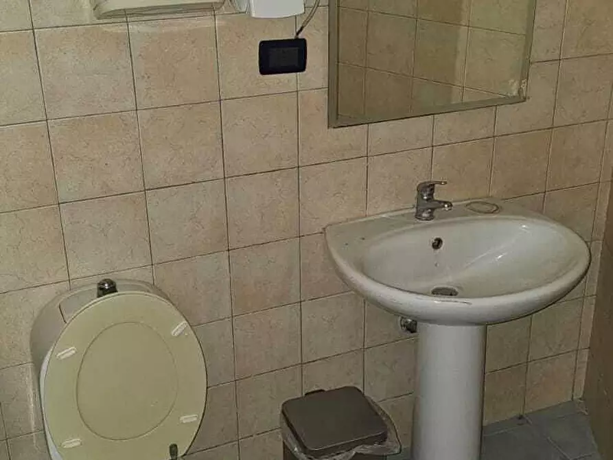 Immagine 11 di Magazzino in affitto  in Via Antonio Gramsci 59 a Gravina Di Catania