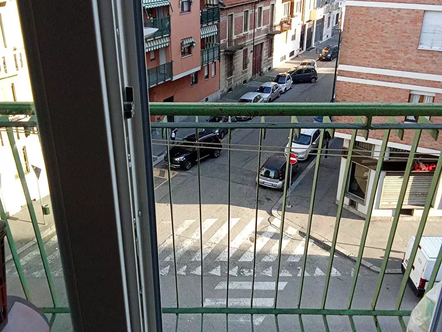 Immagine 15 di Bilocale in vendita  in Via Santhià 49 a Torino
