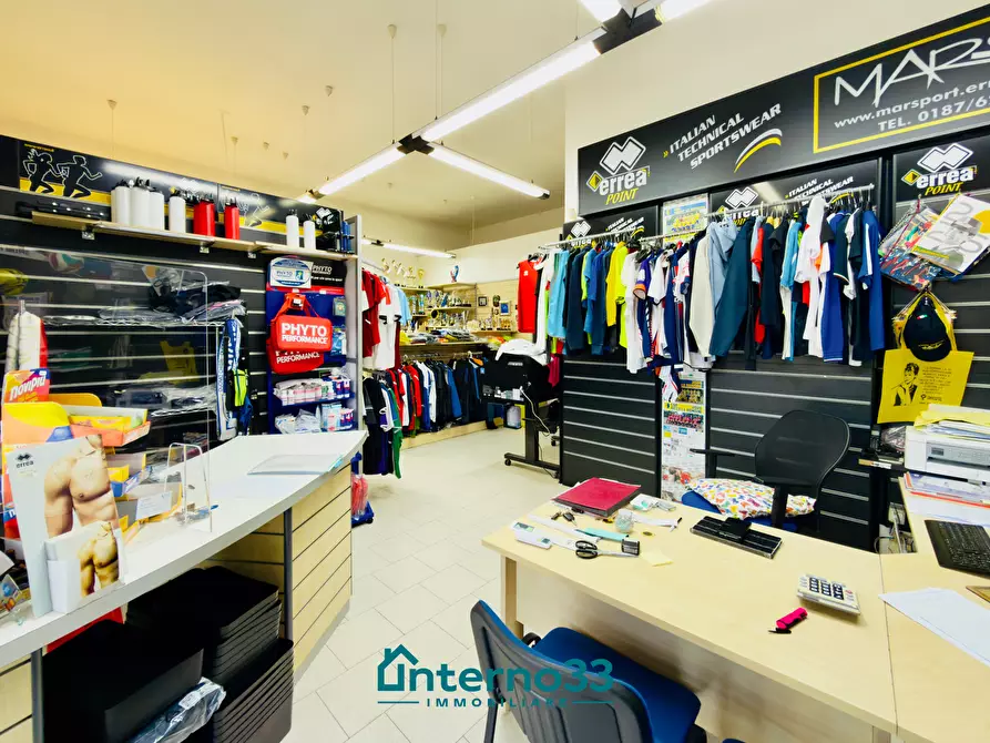 Immagine 2 di Attività commerciale in vendita  a Sarzana