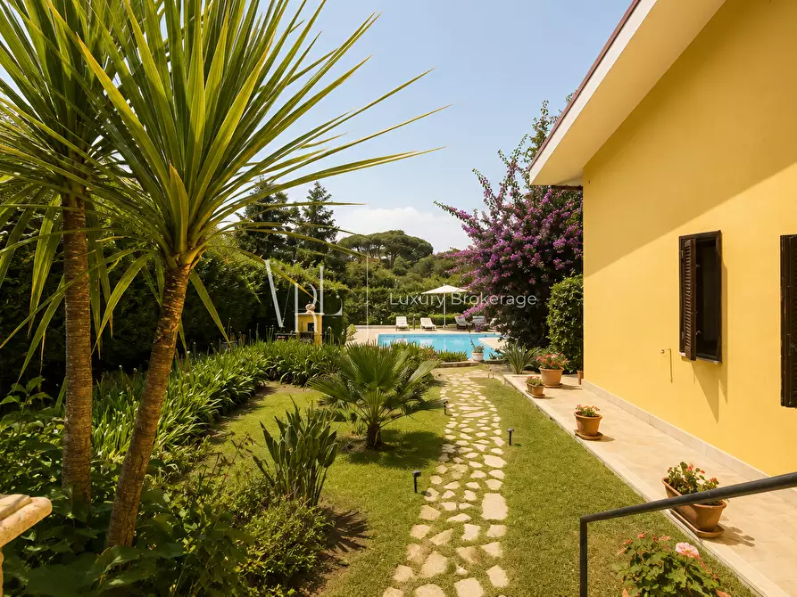 Immagine 7 di Villa in vendita  a Roma