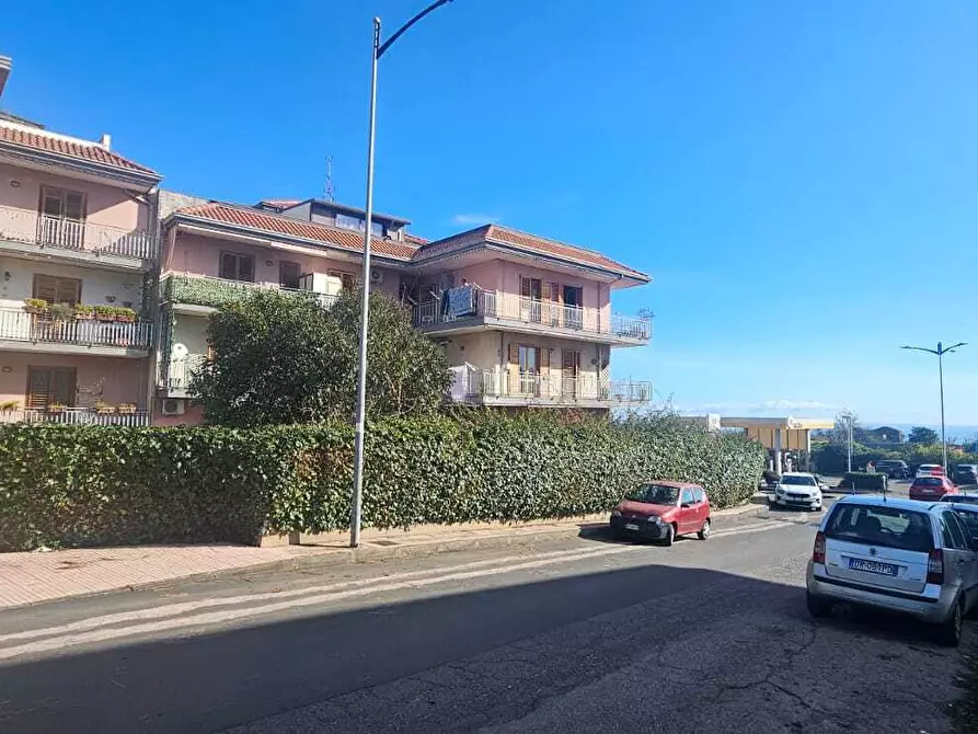 Immagine 29 di Trilocale in vendita  in Via Dafni 5 a Aci Catena