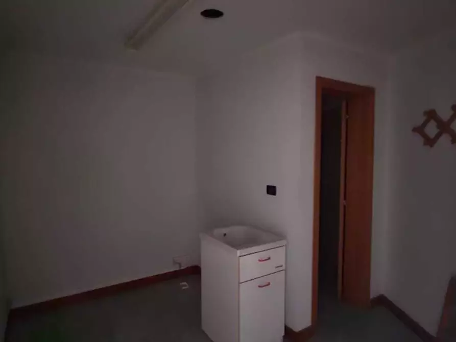 Immagine 8 di Magazzino in affitto  in Via Antonio Gramsci 59 a Gravina Di Catania