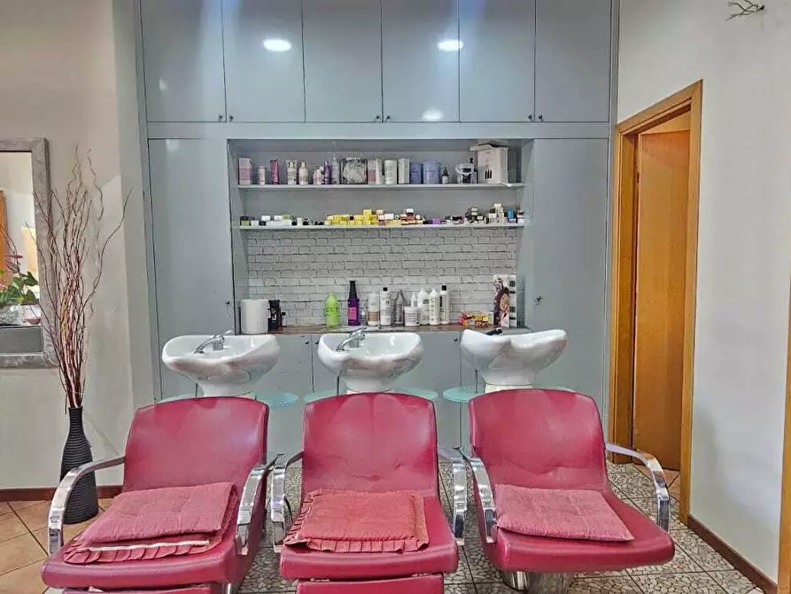 Immagine 10 di Attività commerciale in vendita  in Via Giuseppe de Felice 25 a Sant'agata Li Battiati