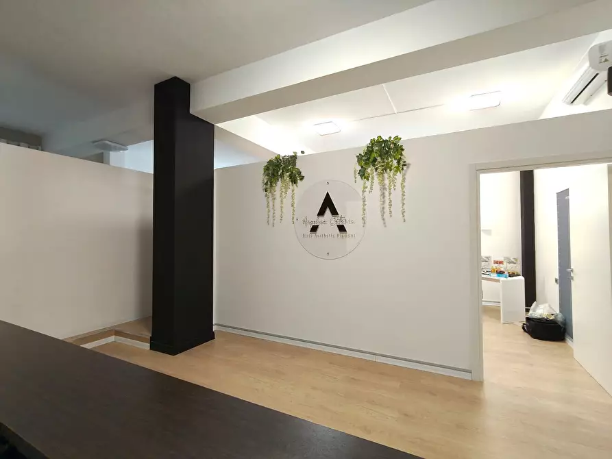 Immagine 5 di Locale commerciale in vendita  in Via Roma 193 a Mascalucia