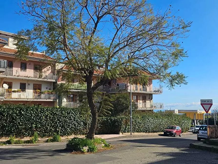 Immagine 2 di Trilocale in vendita  in Via Dafni 5 a Aci Catena