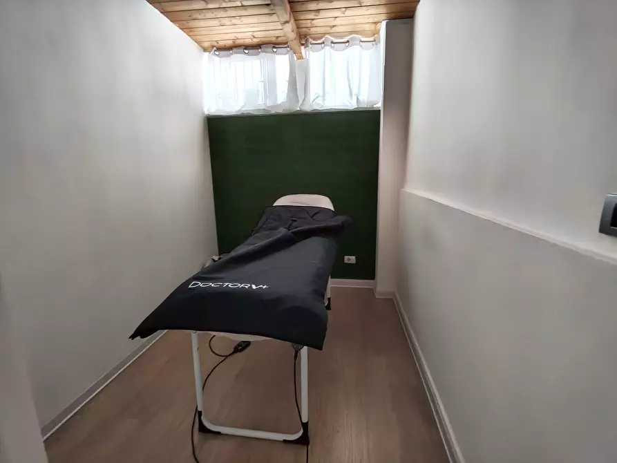 Immagine 11 di Locale commerciale in vendita  in Via Roma 193 a Mascalucia