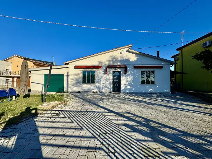 Immagine 1 di Villa in vendita  in Viale dei Mille 160 a Rovigo