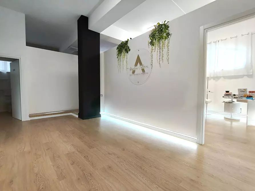 Immagine 3 di Locale commerciale in vendita  in Via Roma 193 a Mascalucia