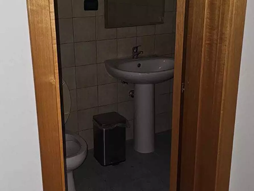 Immagine 4 di Magazzino in affitto  in Via Antonio Gramsci 59 a Gravina Di Catania