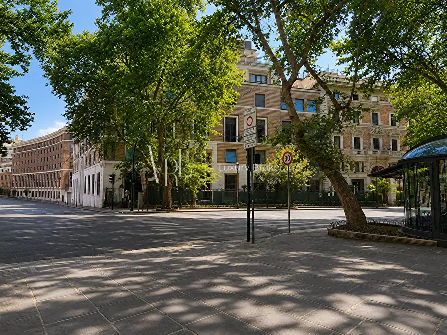 Immagine 5 di Pentalocale in vendita  in Via Vittorio Veneto a Roma