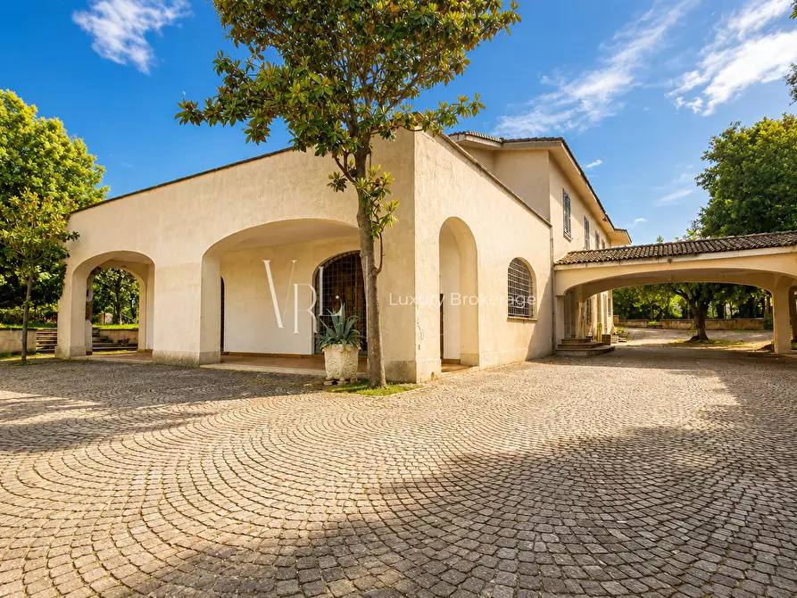 Immagine 1 di Villa in vendita  a Frascati