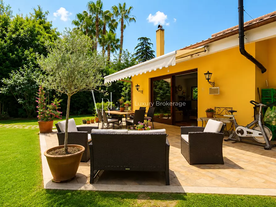 Immagine 10 di Villa in vendita  a Roma