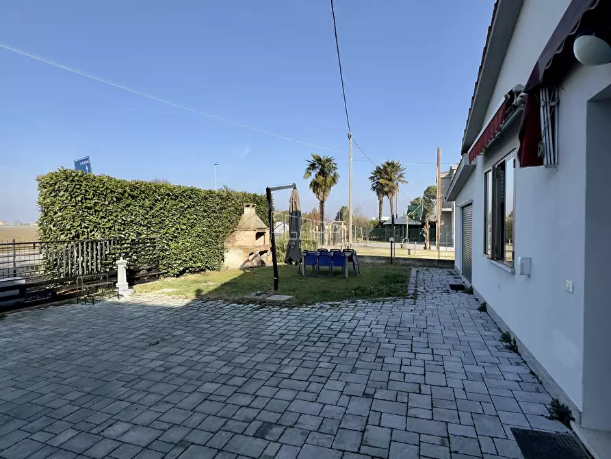 Immagine 19 di Villa in vendita  in Viale dei Mille 160 a Rovigo