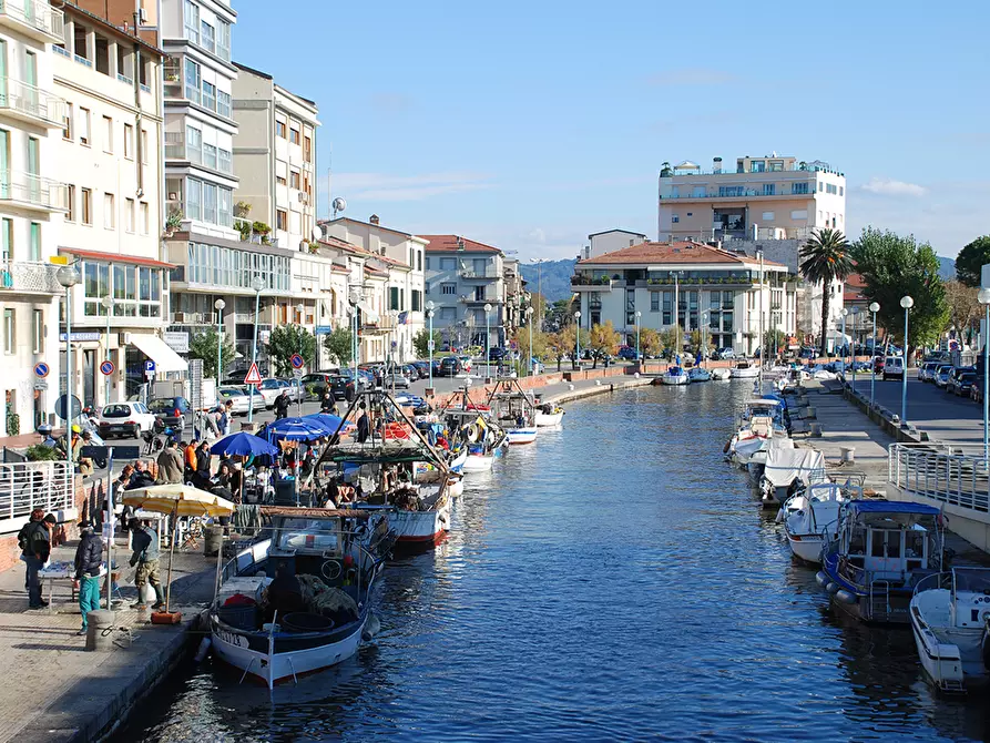 Immagine 2 di Ufficio in vendita  a Viareggio
