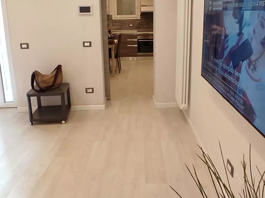 Immagine 16 di Bilocale in affitto  a Viareggio