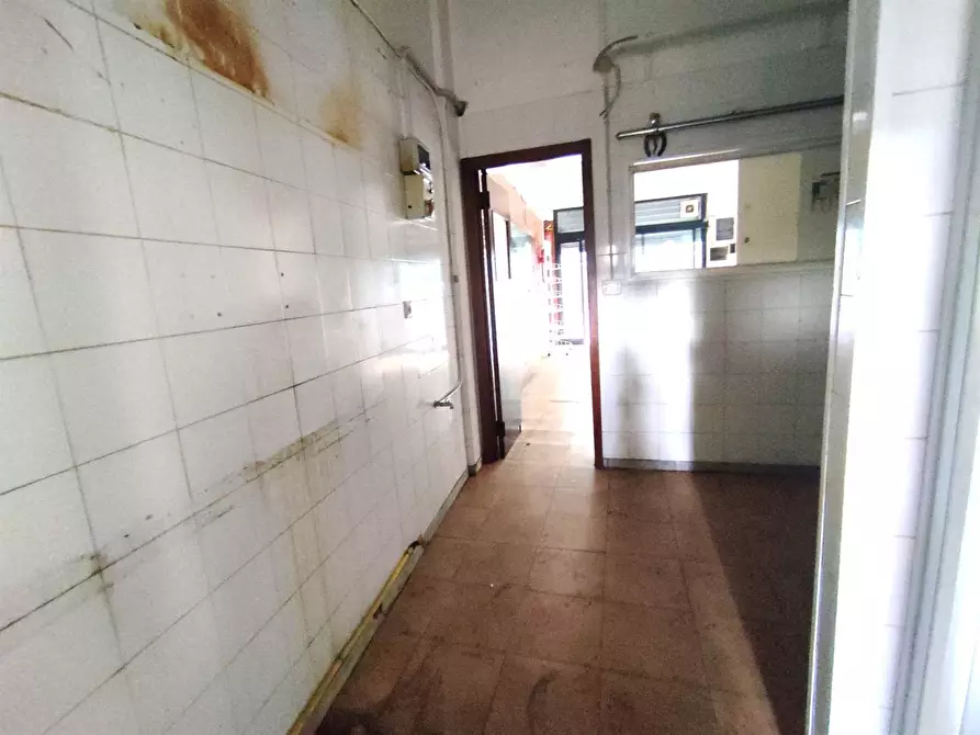 Immagine 4 di Locale commerciale in affitto  in Via Vittorio Emanuele II 116 a Gravina Di Catania