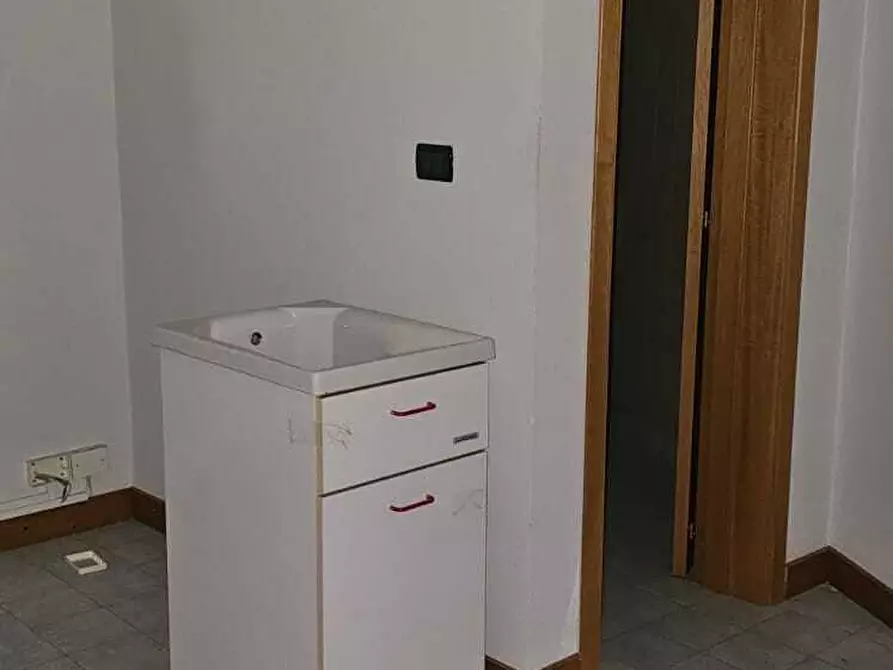 Immagine 6 di Magazzino in affitto  in Via Antonio Gramsci 59 a Gravina Di Catania