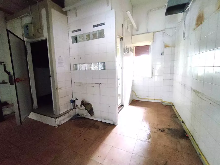 Immagine 6 di Locale commerciale in affitto  in Via Vittorio Emanuele II 116 a Gravina Di Catania