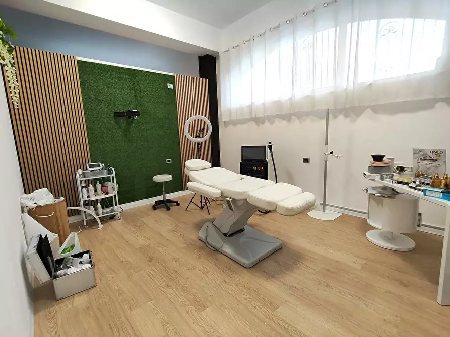 Immagine 16 di Locale commerciale in vendita  in Via Roma 193 a Mascalucia