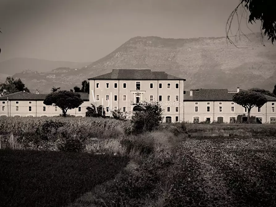 Immagine 2 di Palazzo in vendita  a Pontinia