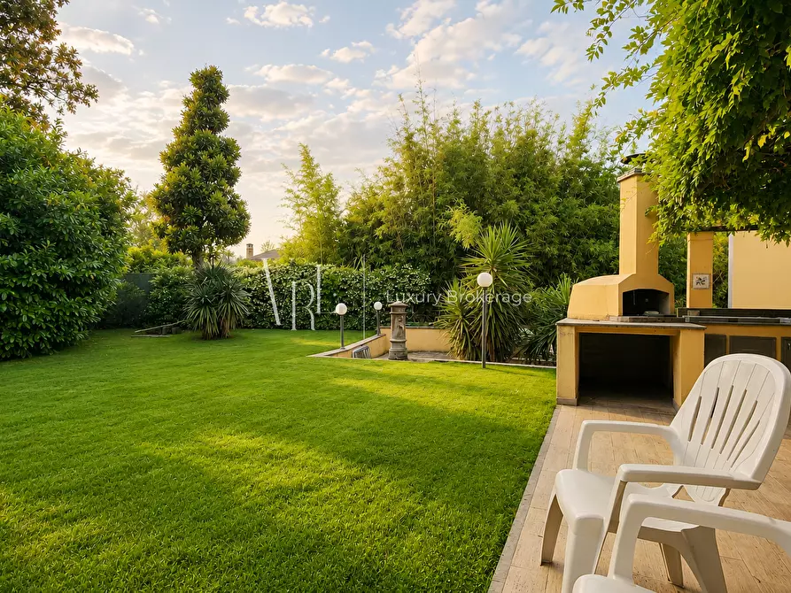 Immagine 6 di Villa in vendita  a Roma