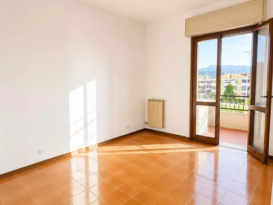 Immagine 1 di Quadrilocale in vendita  a Viareggio