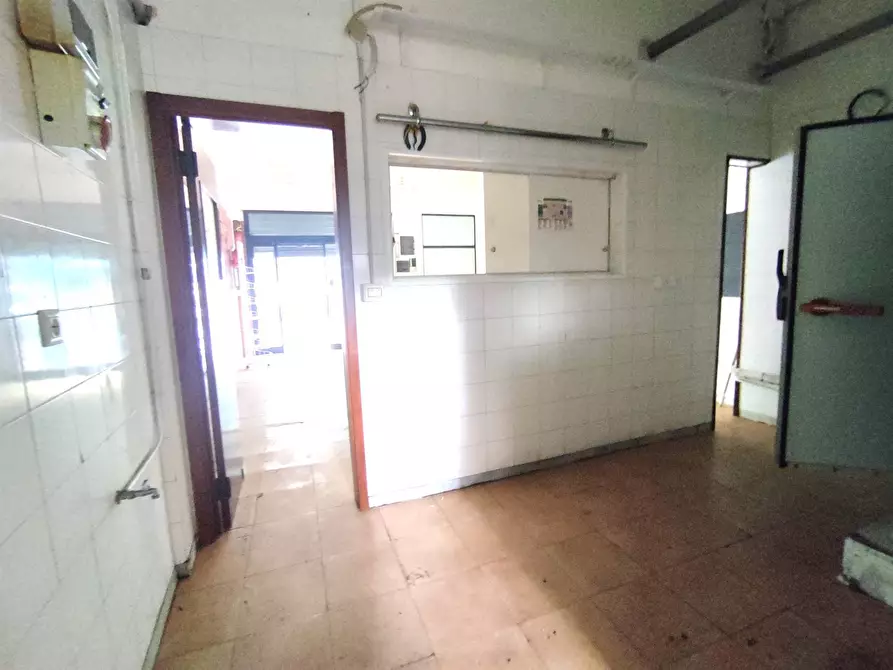 Immagine 5 di Locale commerciale in affitto  in Via Vittorio Emanuele II 116 a Gravina Di Catania