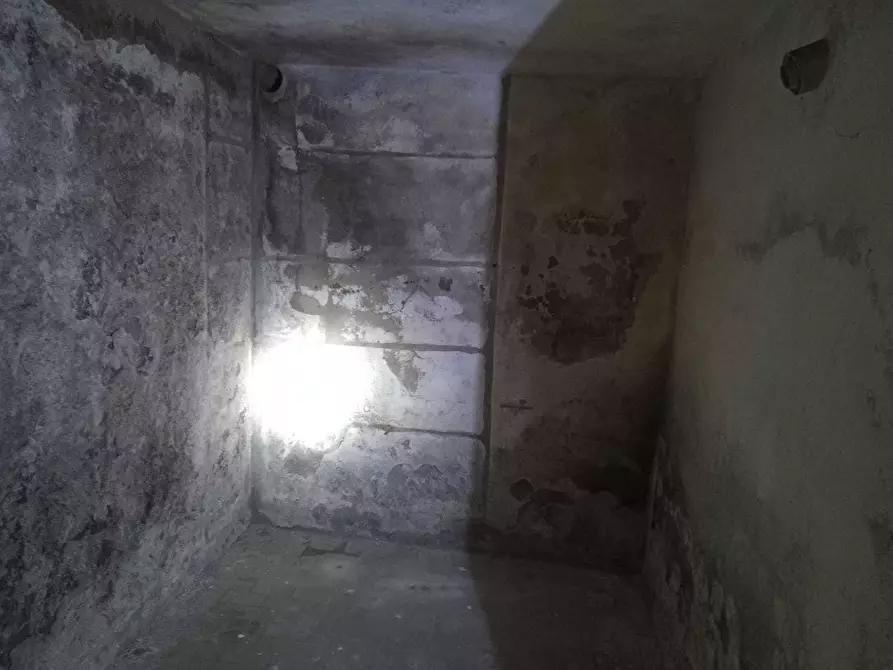 Immagine 13 di Showroom in vendita  in Via Arziglia 111 a Bordighera