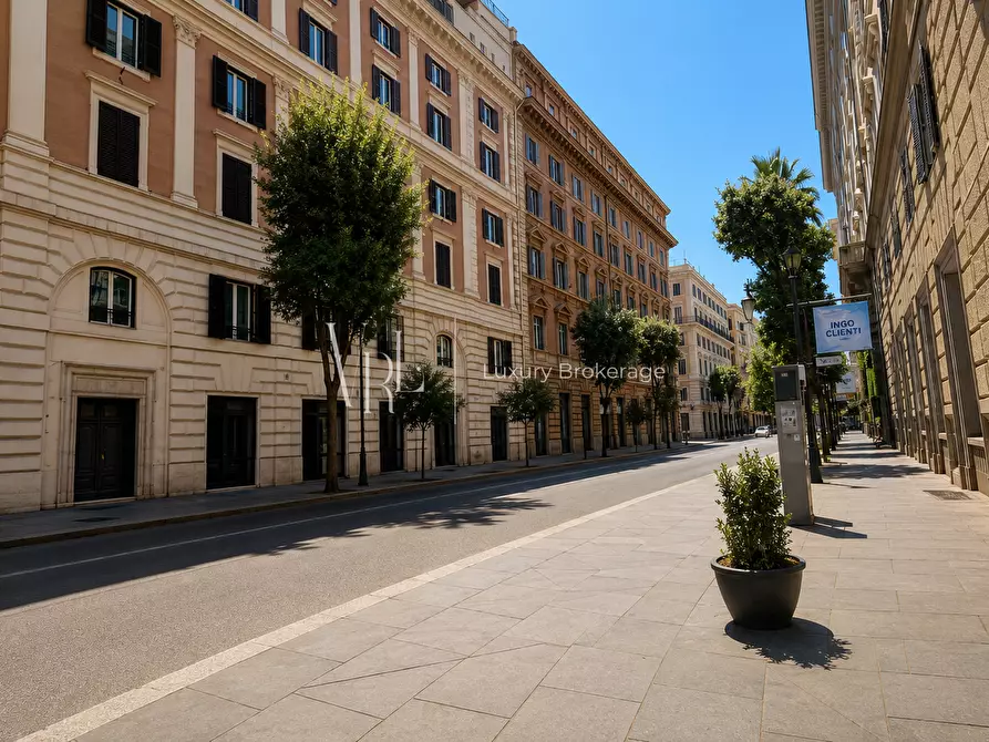 Immagine 4 di Pentalocale in vendita  in Via Vittorio Veneto a Roma