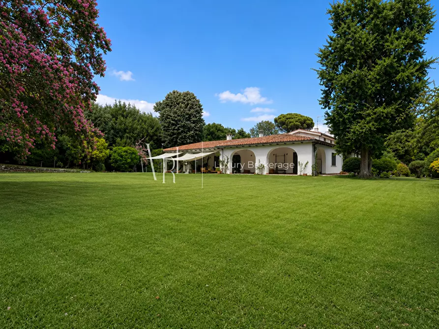 Immagine 4 di Villa in vendita  a Roma