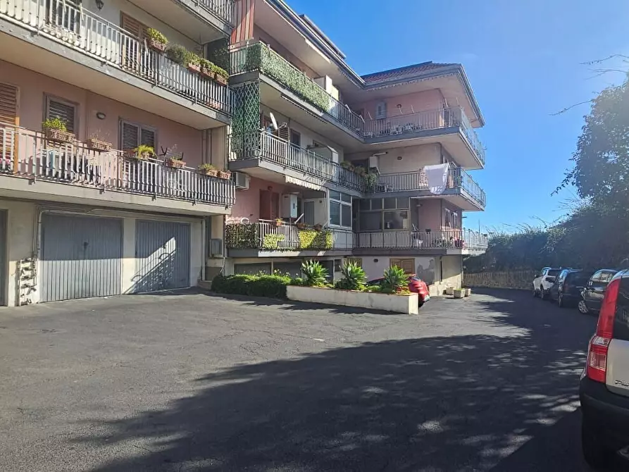 Immagine 3 di Trilocale in vendita  in Via Dafni 5 a Aci Catena