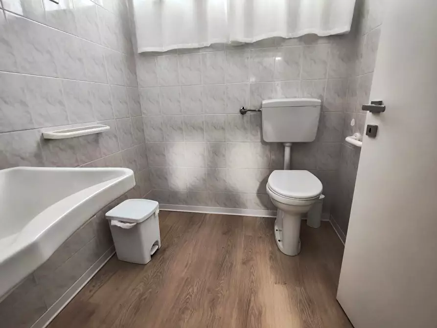 Immagine 9 di Locale commerciale in vendita  in Via Roma 193 a Mascalucia