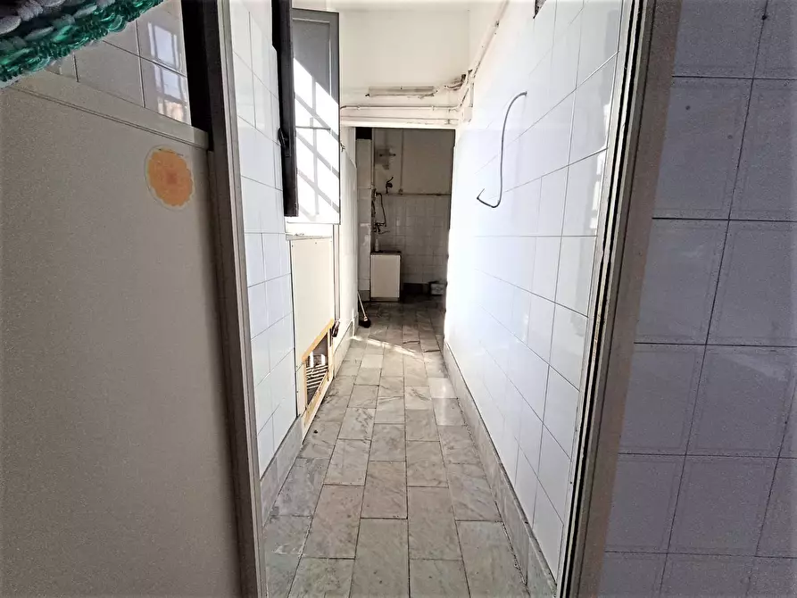 Immagine 10 di Locale commerciale in affitto  a Catania