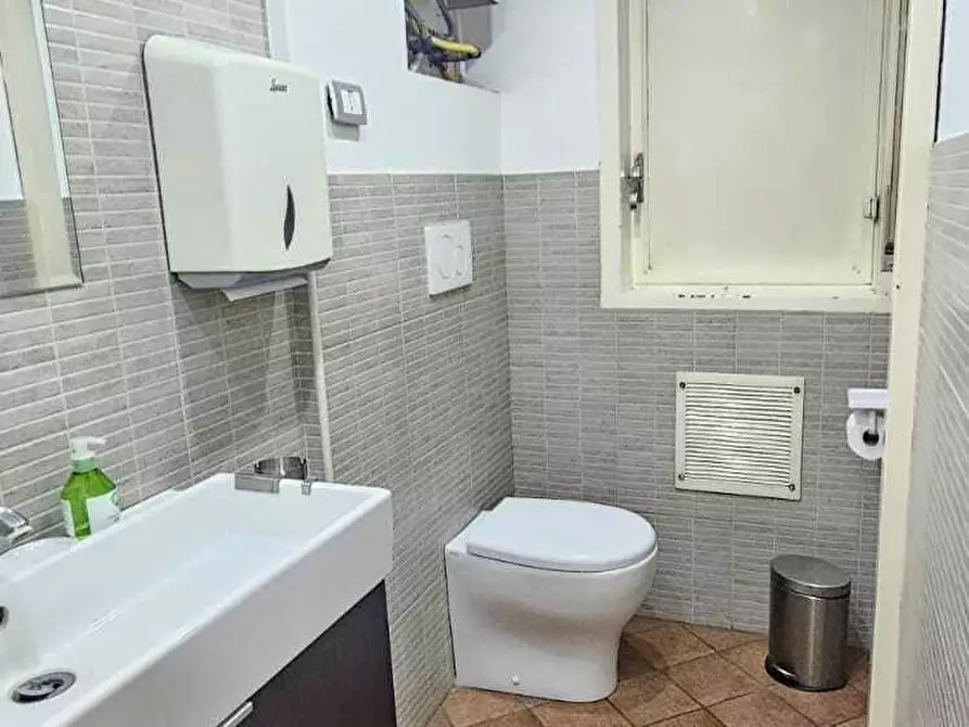 Immagine 17 di Attività commerciale in vendita  in Via Giuseppe de Felice 25 a Sant'agata Li Battiati