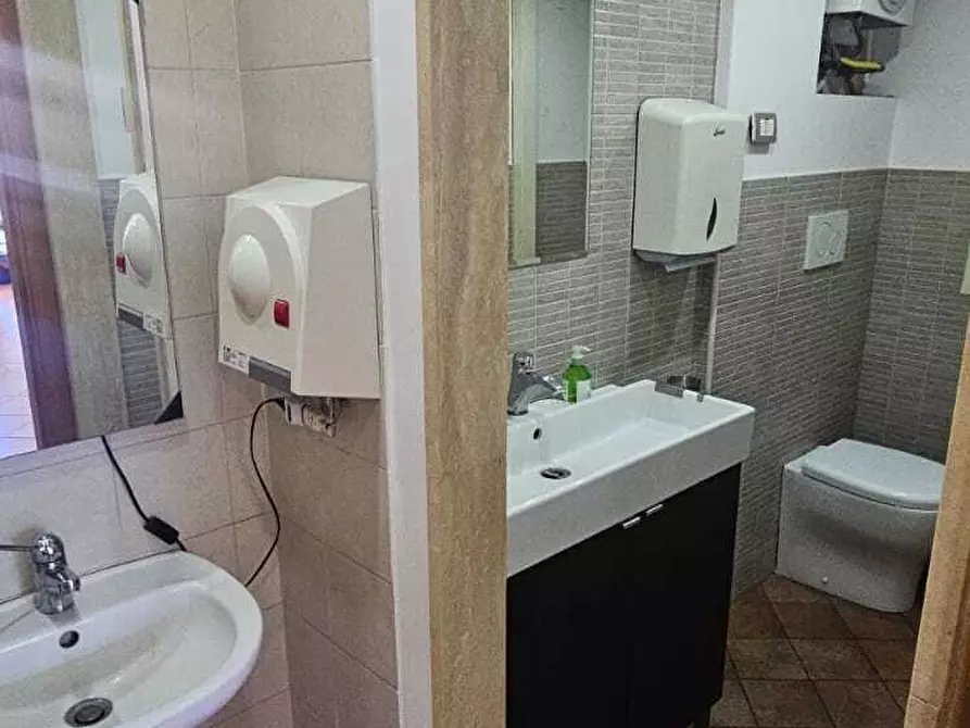 Immagine 15 di Attività commerciale in vendita  in Via Giuseppe de Felice 25 a Sant'agata Li Battiati