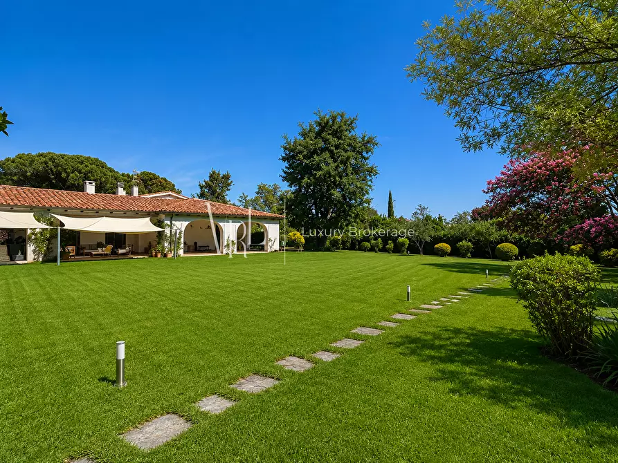 Immagine 3 di Villa in vendita  a Roma