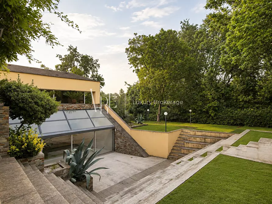 Immagine 4 di Villa in vendita  a Roma