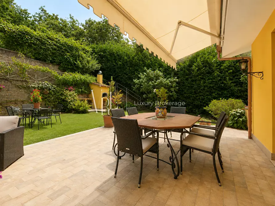 Immagine 11 di Villa in vendita  a Roma