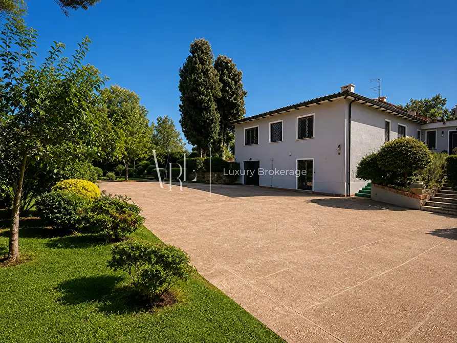 Immagine 33 di Villa in vendita  a Roma
