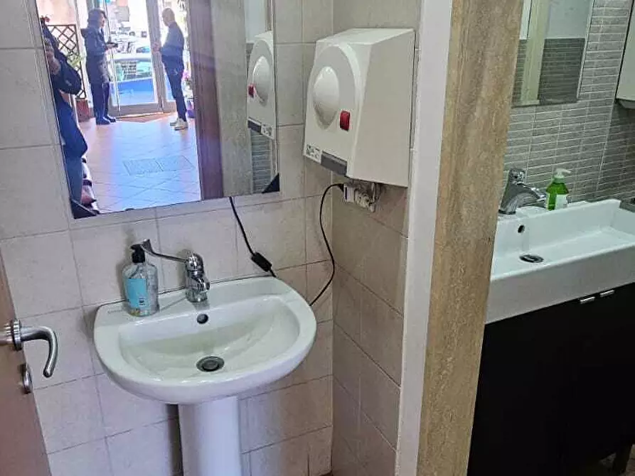 Immagine 16 di Attività commerciale in vendita  in Via Giuseppe de Felice 25 a Sant'agata Li Battiati