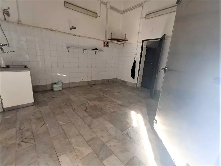 Immagine 12 di Locale commerciale in affitto  a Catania